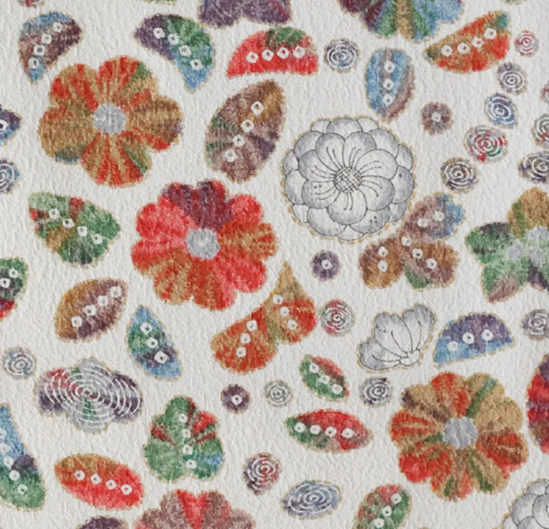生成り地に赤・緑・青・紫の花や扇形文様を散らした七五三着物の生地接写。金線で縁取られ、白い円花の刺繍も配した総柄構図。