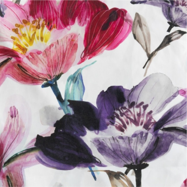 水彩画調の花柄生地 — 白地に赤やピンク、紫の大輪の花を描き、青緑の茎やつぼみを配したにじみのある染め柄の接写。