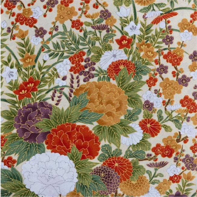 和柄の花模様生地 — クリーム地に牡丹、菊、梅、桔梗、藤などを橙・紫・白・緑で全面に配し、金色の輪郭線で縁取った構図。