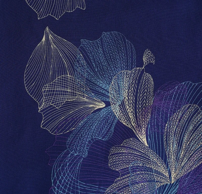 深い瑠璃色の地に、線描で表現された大輪の花や葉を配した着物生地のクローズアップ。水色から紫、金色へのグラデーションが斜めに広がる構図。